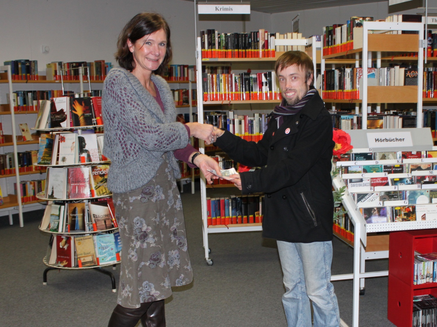 Juso-Vorsitzender ü Bibliotheksleiterin die Spende